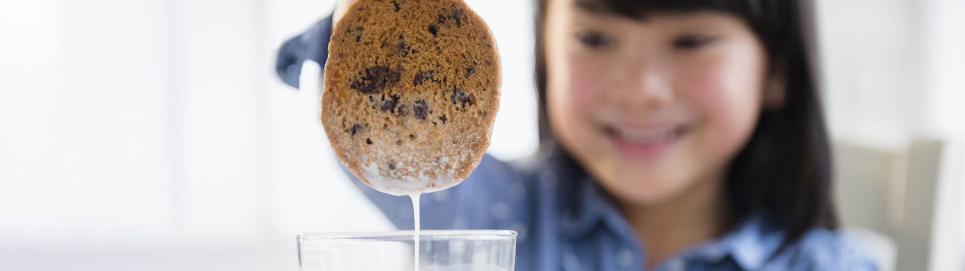 Imagen de la campaña alimentaria de FUCHS: una galleta y un vaso de leche