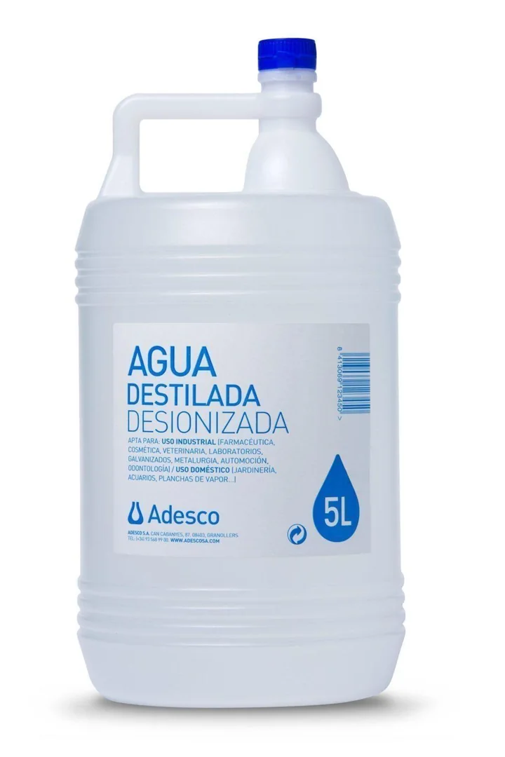 Garrafa Adesco de agua destilada (desionizada) de 5 L. Imagen oficial del fabricante; la etiqueta puede variar.