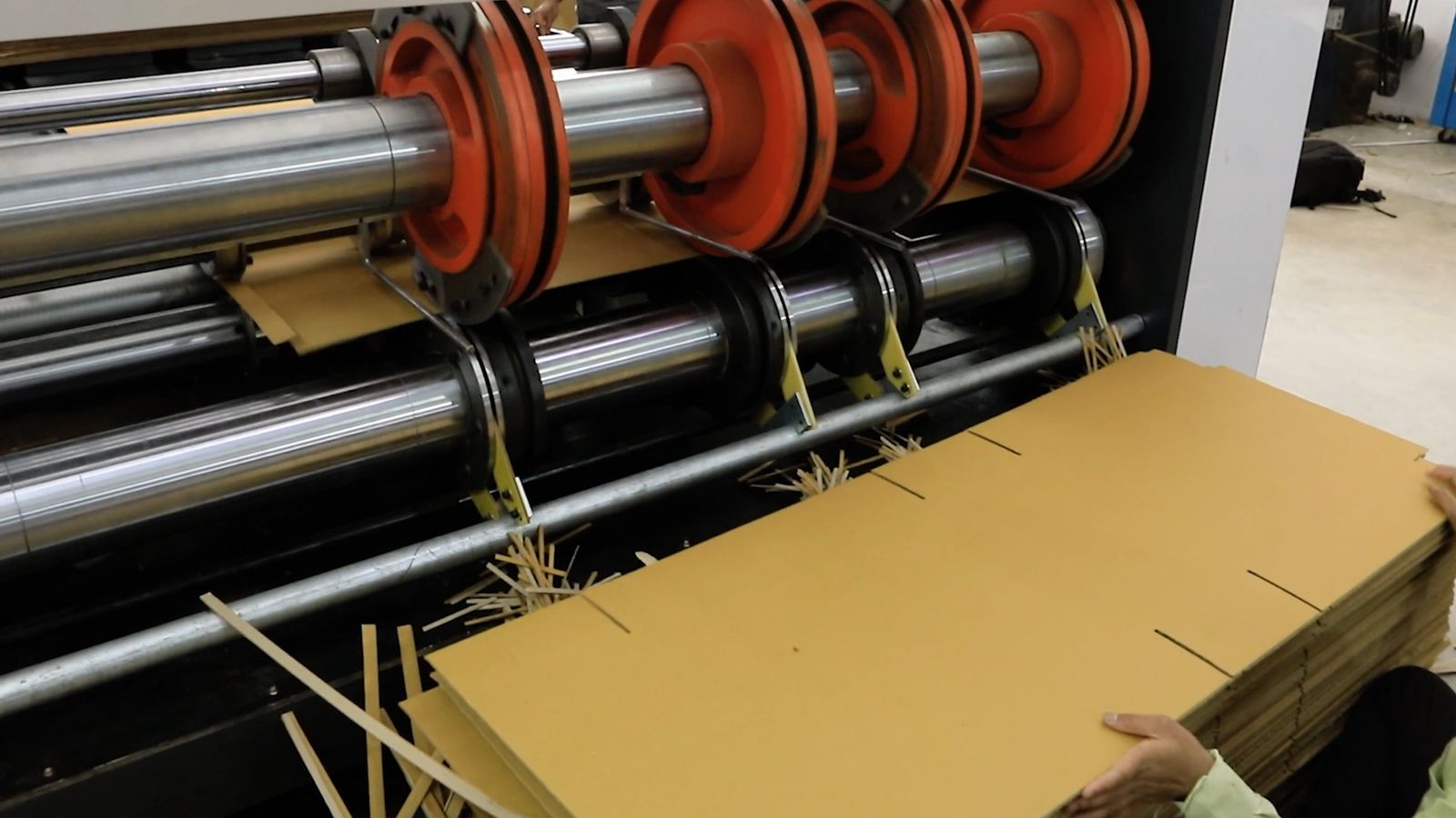 Máquina de corte y ranurado de planchas de cartón para fabricar cajas y envases