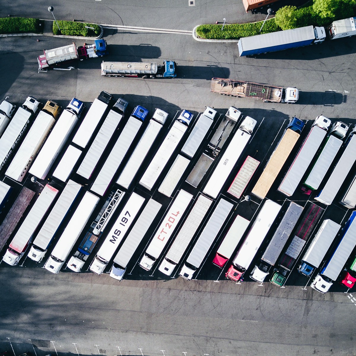 Vista aérea de camiones de una flota estacionados