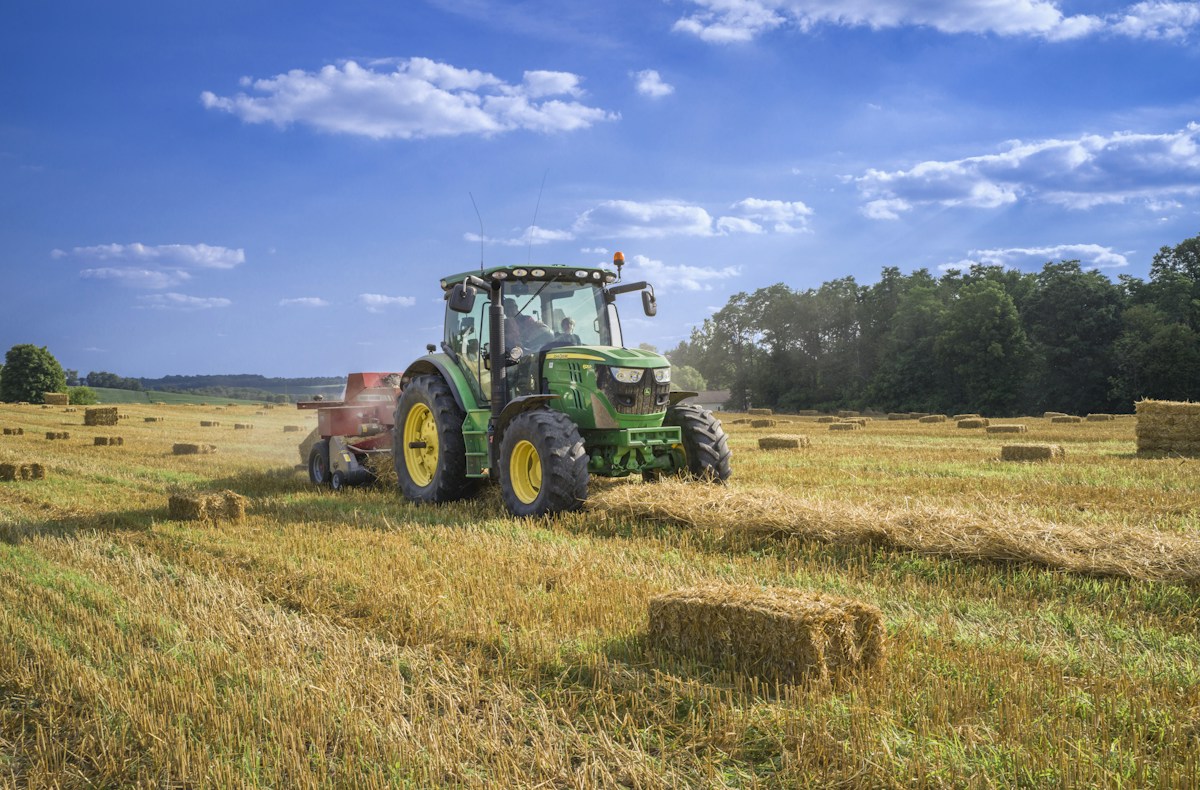 Tractor trabajando en un campo agrícola