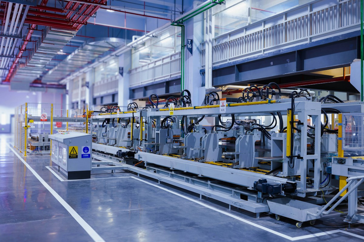 Línea de producción con maquinaria industrial