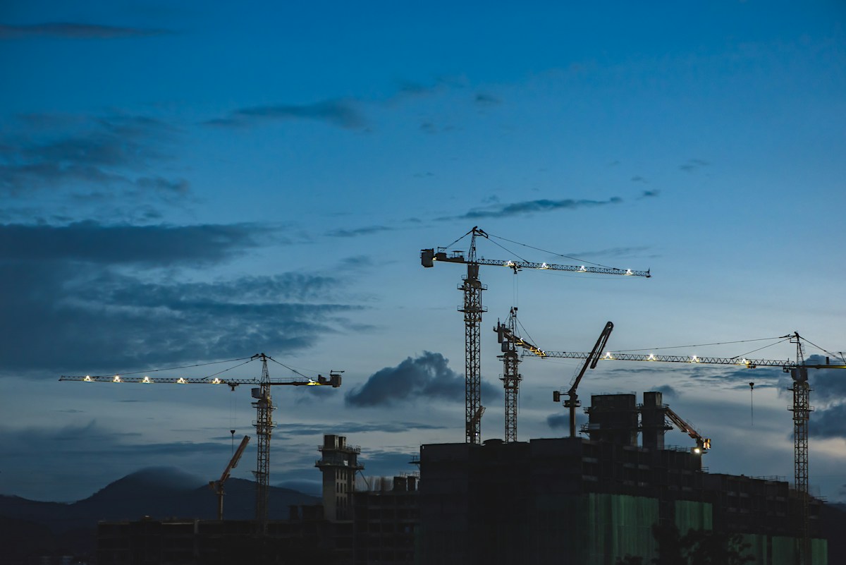 Grúas y estructuras en una obra de construcción