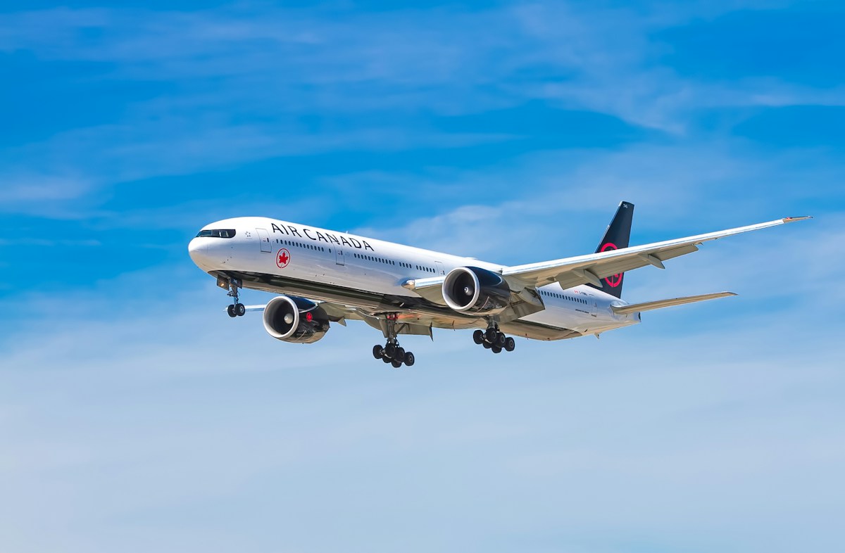 Avión de pasajeros en fase de aproximación