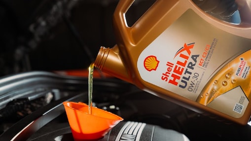 Shell Helix Ultra con PurePlus durante un llenado de aceite